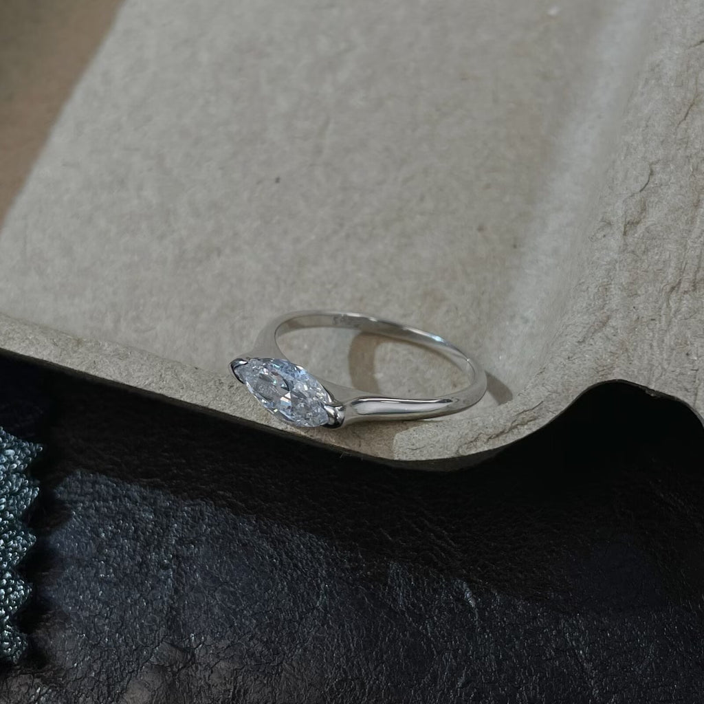 Angels Eye Silver Light-Luxury Horse-Eye Zircon Fashion Ring